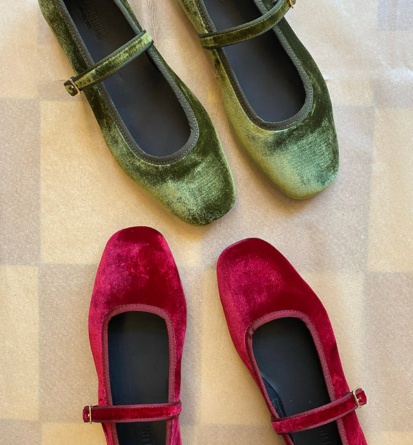 Mary Jane-ballerina i mjuk sammet med en lätt fyrkantig tå. Ballerinan har justerbar stängning med guldfärgat spänne, vadderad innersula, kromfritt läderfoder och en lätt, mjuk och flexibel ANGULUS-gummisula. Designad i Danmark och handgjord med kärlek i Portugal.&nbsp;



Färg: Röd

Material:&nbsp;Sammet, fodrad med kromfritt läder.

Sula: Gummi