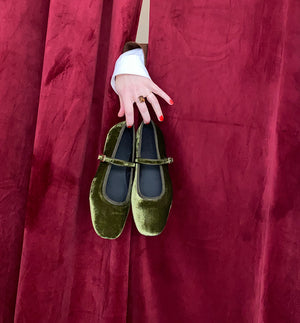 Mary Jane-ballerina i mjuk sammet med en lätt fyrkantig tå. Ballerinan har justerbar stängning med guldfärgat spänne, vadderad innersula, kromfritt läderfoder och en lätt, mjuk och flexibel ANGULUS-gummisula. Designad i Danmark och handgjord med kärlek i Portugal.&nbsp;



Färg: Grön

Material:&nbsp;Sammet, fodrad med kromfritt läder.