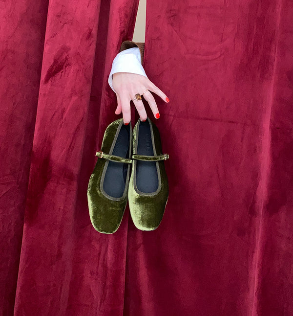 Mary Jane-ballerina i mjuk sammet med en lätt fyrkantig tå. Ballerinan har justerbar stängning med guldfärgat spänne, vadderad innersula, kromfritt läderfoder och en lätt, mjuk och flexibel ANGULUS-gummisula. Designad i Danmark och handgjord med kärlek i Portugal.&nbsp;



Färg: Grön

Material:&nbsp;Sammet, fodrad med kromfritt läder.