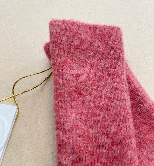 Stickade handledsvärmare i mjuk alpackablandning. Ca 32 cm, hål för tumme.

Färg: Rosa

Material: 48% baby alpackaull, 20% ull, 30% polyamid, 2% elastan.

Tillverkad i: Serbien

Tvätt:&nbsp;30 grader fintvätt