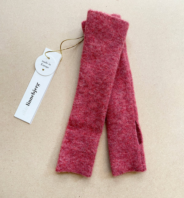 Stickade handledsvärmare i mjuk alpackablandning. Ca 32 cm, hål för tumme.

Färg: Rosa

Material: 48% baby alpackaull, 20% ull, 30% polyamid, 2% elastan.

Tillverkad i: Serbien

Tvätt:&nbsp;30 grader fintvätt