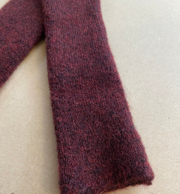Stickade handledsvärmare i mjuk alpackablandning. Ca 32 cm, hål för tumme.

Färg: Burgundy

Material: 48% baby alpackaull, 20% ull, 30% polyamid, 2% elastan.

Tillverkad i: Serbien

Tvätt:&nbsp;30 grader fintvätt