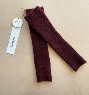 Stickade handledsvärmare i mjuk alpackablandning. Ca 32 cm, hål för tumme.

Färg: Burgundy

Material: 48% baby alpackaull, 20% ull, 30% polyamid, 2% elastan.

Tillverkad i: Serbien

Tvätt:&nbsp;30 grader fintvätt
