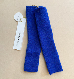 Stickade handledsvärmare i mjuk alpackablandning. Ca 32 cm, hål för tumme.

Färg: Palatsblå

Material: 48% baby alpackaull, 20% ull, 30% polyamid, 2% elastan.

Tillverkad i: Serbien

Tvätt:&nbsp;30 grader fintvätt