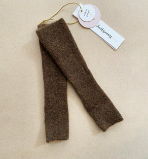 Stickade handledsvärmare i mjuk alpackablandning. Ca 32 cm, hål för tumme.

Färg: Brun

Material: 48% baby alpackaull, 20% ull, 30% polyamid, 2% elastan.

Tillverkad i: Serbien

Tvätt:&nbsp;30 grader fintvätt