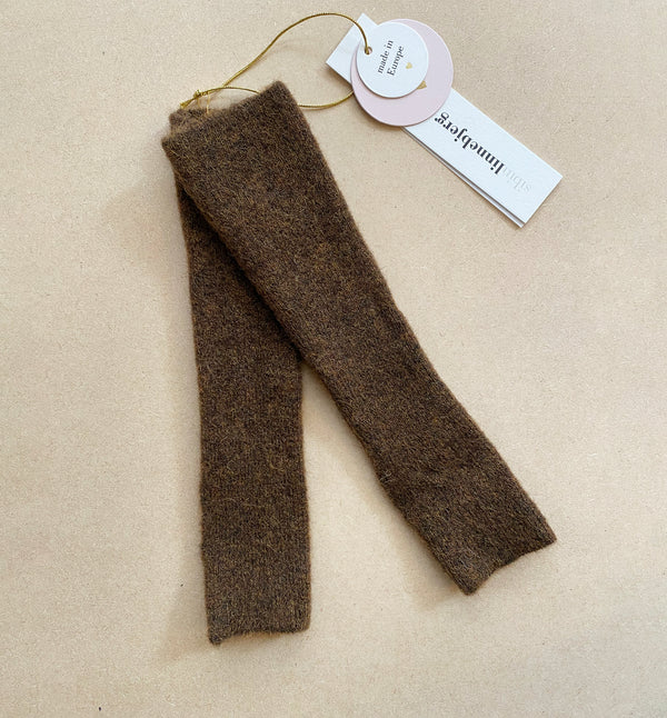 Stickade handledsvärmare i mjuk alpackablandning. Ca 32 cm, hål för tumme.

Färg: Brun

Material: 48% baby alpackaull, 20% ull, 30% polyamid, 2% elastan.

Tillverkad i: Serbien

Tvätt:&nbsp;30 grader fintvätt