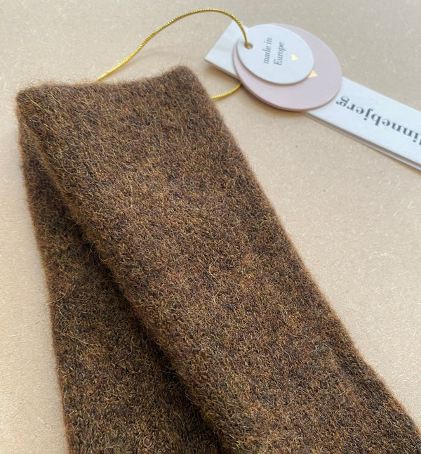 Stickade handledsvärmare i mjuk alpackablandning. Ca 32 cm, hål för tumme.

Färg: Brun

Material: 48% baby alpackaull, 20% ull, 30% polyamid, 2% elastan.

Tillverkad i: Serbien

Tvätt:&nbsp;30 grader fintvätt