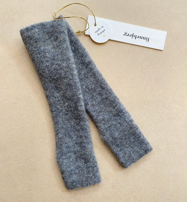 Stickade handledsvärmare i mjuk alpackablandning. Ca 32 cm, hål för tumme.

Färg: Grå

Material: 48% baby alpackaull, 20% ull, 30% polyamid, 2% elastan.

Tillverkad i: Serbien

Tvätt:&nbsp;30 grader fintvätt