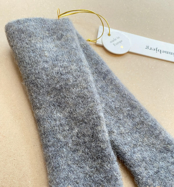 Stickade handledsvärmare i mjuk alpackablandning. Ca 32 cm, hål för tumme.

Färg: Grå

Material: 48% baby alpackaull, 20% ull, 30% polyamid, 2% elastan.

Tillverkad i: Serbien

Tvätt:&nbsp;30 grader fintvätt