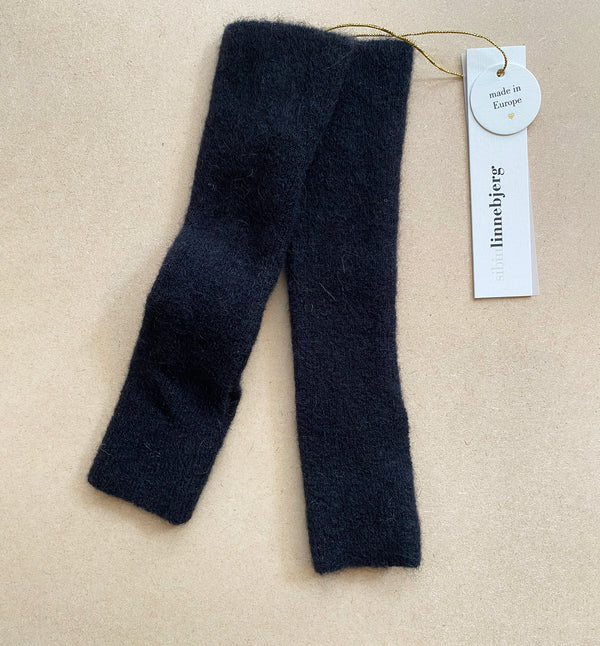 Stickade handledsvärmare i mjuk alpackablandning. Ca 32 cm, hål för tumme.

Färg: Svart

Material: 48% baby alpackaull, 20% ull, 30% polyamid, 2% elastan.

Tillverkad i: Serbien

Tvätt:&nbsp;30 grader fintvätt