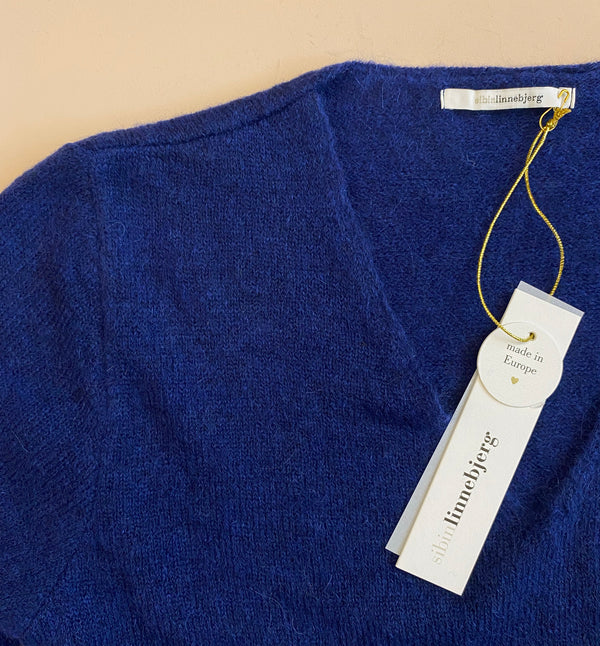 ullblandning.&nbsp;

Färg: Fransk blå

Material: 50% baby alpacka, 20% ull, 30% polyamide.&nbsp;Certifierad mulesingfri ull. Garnet kommer från Italien.

Tillverkad i: Serbien

Tvätt: 30 grader ulltvätt
