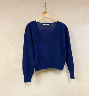 ullblandning.&nbsp;

Färg: Fransk blå

Material: 50% baby alpacka, 20% ull, 30% polyamide.&nbsp;Certifierad mulesingfri ull. Garnet kommer från Italien.

Tillverkad i: Serbien

Tvätt: 30 grader ulltvätt
