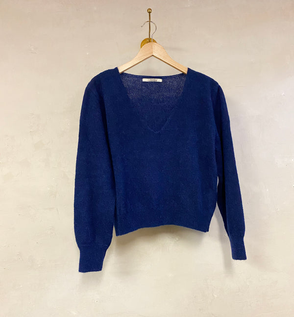 ullblandning.&nbsp;

Färg: Fransk blå

Material: 50% baby alpacka, 20% ull, 30% polyamide.&nbsp;Certifierad mulesingfri ull. Garnet kommer från Italien.

Tillverkad i: Serbien

Tvätt: 30 grader ulltvätt