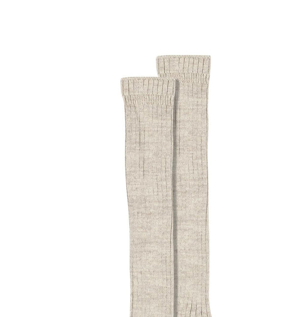 Megan knästrumpor från mpDenmark är mjuka knähöga strumpor gjorda med en blandning av ull och bambu för optimal värme och andningsförmåga. Strumpans ribbstruktur ger en bekväm passform runt foten och benet.  Färg: Ljusbrun melerade
