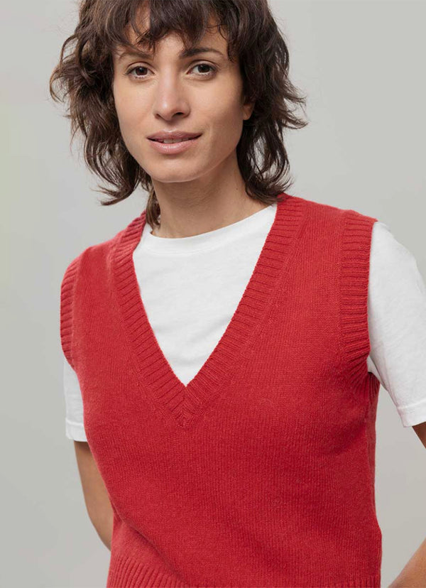 Väst Melania i återvunnen ull från Rifò, Italien. Djup V-ringning, slätstickad med ribbade avslut.

Färg: Vallmoröd

Material:&nbsp;100% återvunnen ull, GRS (Global Recycled Standard) certifierat.

Skötselråd:&nbsp;Handtvätt, plantorka

Tillverkad:&nbsp;Etiskt tillverkad i Toscana, Italien.