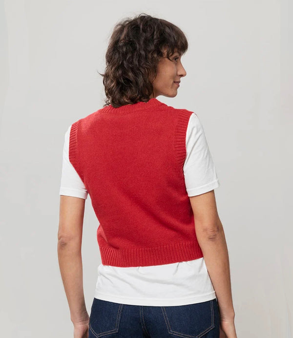 Väst Melania i återvunnen ull från Rifò, Italien. Djup V-ringning, slätstickad med ribbade avslut.

Färg: Vallmoröd

Material:&nbsp;100% återvunnen ull, GRS (Global Recycled Standard) certifierat.

Skötselråd:&nbsp;Handtvätt, plantorka

Tillverkad:&nbsp;Etiskt tillverkad i Toscana, Italien.