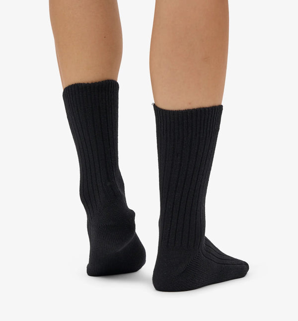 Ullsockor från Colorful Standard. I en kraftig merinoblandning gjord av återvunna fibrer. Förtvättade.&nbsp;

Färg: Svart

Material: 58% återvunnen italiensk extra fin merinoull, 27% ekologisk bomull, 14% polyamid,1% elastane.

Miljövänligt färgat garn - Oeko-Tex®
Global Recycled Standard (GRS)

Skötselråd: Ulltvätt

Tillverkade i: Portugal