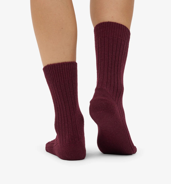 Ullsockor från Colorful Standard. I en kraftig merinoblandning gjord av återvunna fibrer. Förtvättade.&nbsp;

Färg: Oxblodsröd

Material: 58% återvunnen italiensk extra fin merinoull, 27% ekologisk bomull, 14% polyamid,1% elastane.

Miljövänligt färgat garn - Oeko-Tex®
Global Recycled Standard (GRS)

Skötselråd: Ulltvätt

Tillverkade i: Portugal