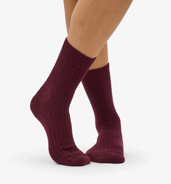 Ullsockor från Colorful Standard. I en kraftig merinoblandning gjord av återvunna fibrer. Förtvättade.&nbsp;

Färg: Oxblodsröd

Material: 58% återvunnen italiensk extra fin merinoull, 27% ekologisk bomull, 14% polyamid,1% elastane.

Miljövänligt färgat garn - Oeko-Tex®
Global Recycled Standard (GRS)

Skötselråd: Ulltvätt

Tillverkade i: Portugal