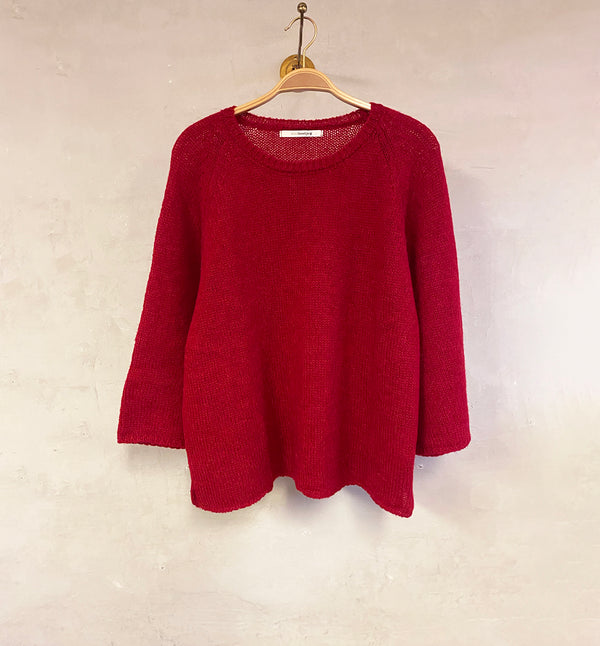 Stickad tröja Mia från Sibin Linnebjerg med vid trekvartsärm. Stickad i en lyxig ullblandning.

Färg: Röd

Material: 50% baby alpacka, 20% ull, 30% polyamid. Certifierad mulesingfri ull. Garnet kommer från Italien.