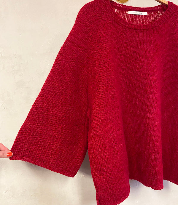 Stickad tröja Mia från Sibin Linnebjerg med vid trekvartsärm. Stickad i en lyxig ullblandning.

Färg: Röd

Material: 50% baby alpacka, 20% ull, 30% polyamid. Certifierad mulesingfri ull. Garnet kommer från Italien.