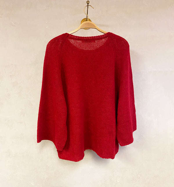 Stickad tröja Mia från Sibin Linnebjerg med vid trekvartsärm. Stickad i en lyxig ullblandning.

Färg: Röd

Material: 50% baby alpacka, 20% ull, 30% polyamid. Certifierad mulesingfri ull. Garnet kommer från Italien.