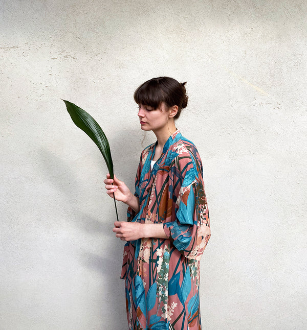 Vår kimonoklänning Mika! Mika är inspirerad av vår kimono Miko, i rak modell med omlottknyt och fickor i sidorna. Fin både som klänning och lång kimono. Mika Lupin är sydd i en härligt stormönstrad färgstark EcoVero-viskos.  Färg: Rosa, blå, grön, rost, creme.  Material:  100% EcoVero viskos från Frankrike