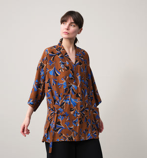 Jinbei kimono Miko! Med inspiration från japanska formspråket har vi designat en kimono som är avslappnat stylish. Knyts omlott och har en ficka fram.&nbsp;

Färg: Mönster i kornblått, svart och beige på nougatbrun botten.

Material: 51% EcoVero, 49% viskos från Frankrike.