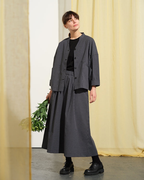Jackie kimonojacka är lite boxig i modellen, v-ringad, två stora fickor fram, ok i ryggen och fyra knappar fram.&nbsp;&nbsp;

Färg: Svart/vit rutig

Material: 98% bomull, 2% elastan&nbsp;

Materialursprung:&nbsp;Detta tyg är ett deadstock tyg och kommer från Portugal.