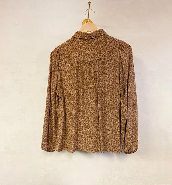 Blus Millefiori från Bric-a-brac. Krage, pärlemorknappar mitt fram och resår vid ärmslut.

Färg: Vinröda blommor på beige botten

Material: 100% EcoVero

Skötselråd: 30 grader fintvätt. Strykes efter tvätt.&nbsp;

Tillverkad i: Italien