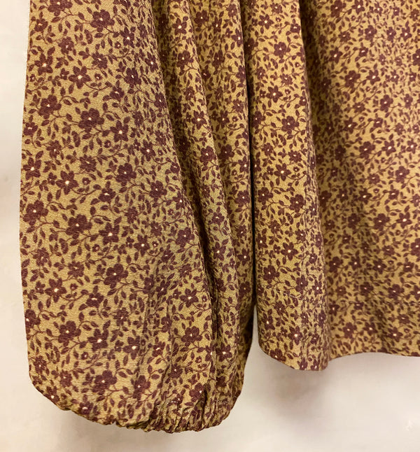 Blus Millefiori från Bric-a-brac. Krage, pärlemorknappar mitt fram och resår vid ärmslut.

Färg: Vinröda blommor på beige botten

Material: 100% EcoVero

Skötselråd: 30 grader fintvätt. Strykes efter tvätt.&nbsp;

Tillverkad i: Italien