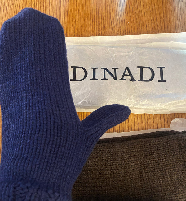 Stickade vantar med ribbstickade muddar, slätstickad kropp och en lätt spetsig topp. Handstickad i extra fin merinoull.

Handstickad på 6 timmar av kvinnor direkt anställda av DINADI i Kathmandu, Nepal. DINADI kontrollerar produktionsprocessen från början till slut för att maximera transparens och social påverkan.

Färg: Rymdblå