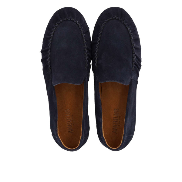 Supermjuk minimalistisk mockasin med dekorativa rynkdetaljer. Skon har rundad tå, mjuk klack och tåhätta, vadderad innersula och foder i kromfri mocka, samt en lätt, mjuk och flexibel gummisula med ANGULUS-logotyp.&nbsp;Tillverkad i naturligt och andningsbart läder. Designad i Danmark och handgjord i Portugal.



Färg:&nbsp;Mörkblå&nbsp;

Material: Mocka