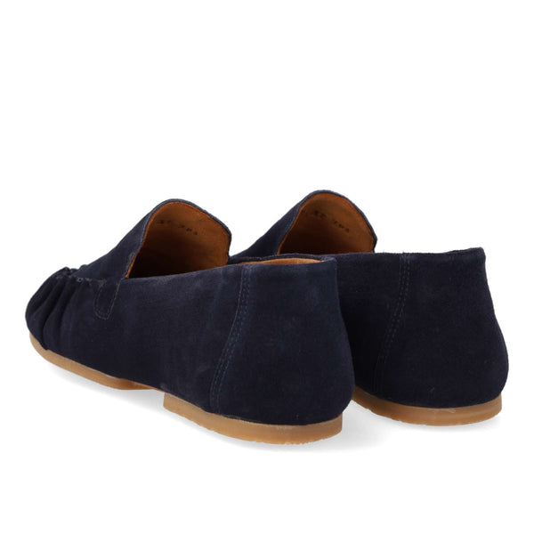 Supermjuk minimalistisk mockasin med dekorativa rynkdetaljer. Skon har rundad tå, mjuk klack och tåhätta, vadderad innersula och foder i kromfri mocka, samt en lätt, mjuk och flexibel gummisula med ANGULUS-logotyp.&nbsp;Tillverkad i naturligt och andningsbart läder. Designad i Danmark och handgjord i Portugal.



Färg:&nbsp;Mörkblå&nbsp;

Material: Mocka