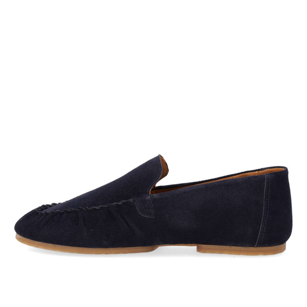 Supermjuk minimalistisk mockasin med dekorativa rynkdetaljer. Skon har rundad tå, mjuk klack och tåhätta, vadderad innersula och foder i kromfri mocka, samt en lätt, mjuk och flexibel gummisula med ANGULUS-logotyp.&nbsp;Tillverkad i naturligt och andningsbart läder. Designad i Danmark och handgjord i Portugal.

Färg:&nbsp;Mörkblå&nbsp;

Material: Mocka