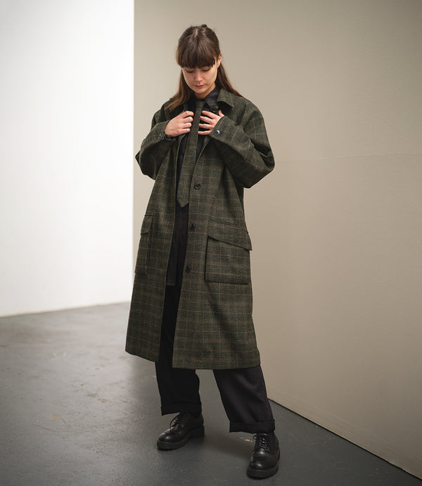 Lieblings kappa Luna! Avslappnad modell i tunn merinoull. Luna har raglanärm, stora fickor med lock, veck med knapp vid ärmslut, sprund bak. Mjuk och lätt! Luna Mossruta är lite tunnare och passar fint i mellansäsongerna. Eller med något varmt under:) Rutigt tyg i merinoull från Portugal. Helfodrad med foder från Italien. Svarta knappar.&nbsp;

Färg: Rutor i mossgrönt, svart och sandgrå. Foder i mullvadsgrått.

Material: 100% Merinoull, vävt i Portugal. 