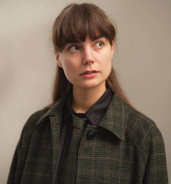 Lieblings kappa Luna! Avslappnad modell i tunn merinoull. Luna har raglanärm, stora fickor med lock, veck med knapp vid ärmslut, sprund bak. Mjuk och lätt! Luna Mossruta är lite tunnare och passar fint i mellansäsongerna. Eller med något varmt under:) Rutigt tyg i merinoull från Portugal. Helfodrad med foder från Italien. Svarta knappar.&nbsp;

Färg: Rutor i mossgrönt, svart och sandgrå. Foder i mullvadsgrått.

Material: 100% Merinoull, vävt i Portugal. 