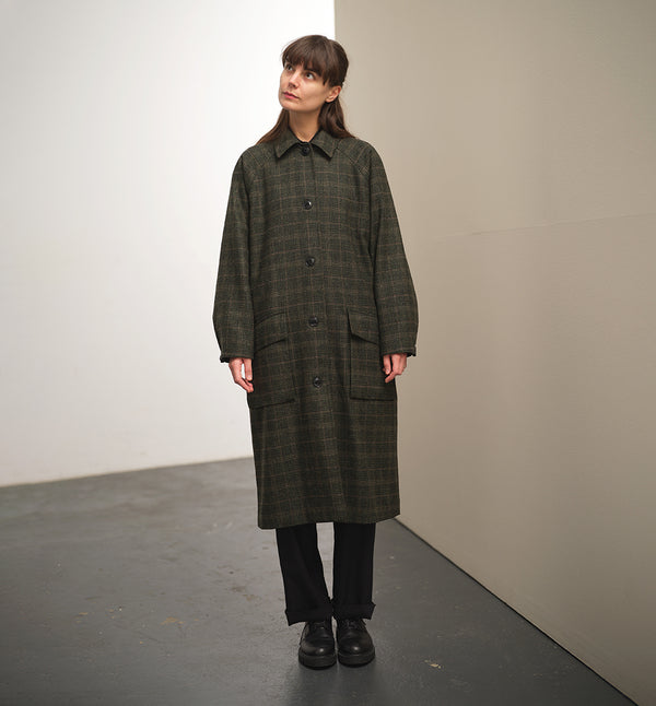 Lieblings kappa Luna! Avslappnad modell i tunn merinoull. Luna har raglanärm, stora fickor med lock, veck med knapp vid ärmslut, sprund bak. Mjuk och lätt! Luna Mossruta är lite tunnare och passar fint i mellansäsongerna. Eller med något varmt under:) Rutigt tyg i merinoull från Portugal. Helfodrad med foder från Italien. Svarta knappar.&nbsp;

Färg: Rutor i mossgrönt, svart och sandgrå. Foder i mullvadsgrått.

Material: 100% Merinoull, vävt i Portugal. 