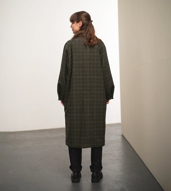 Lieblings kappa Luna! Avslappnad modell i tunn merinoull. Luna har raglanärm, stora fickor med lock, veck med knapp vid ärmslut, sprund bak. Mjuk och lätt! Luna Mossruta är lite tunnare och passar fint i mellansäsongerna. Eller med något varmt under:) Rutigt tyg i merinoull från Portugal. Helfodrad med foder från Italien. Svarta knappar.&nbsp;

Färg: Rutor i mossgrönt, svart och sandgrå. Foder i mullvadsgrått.

Material: 100% Merinoull, vävt i Portugal. 