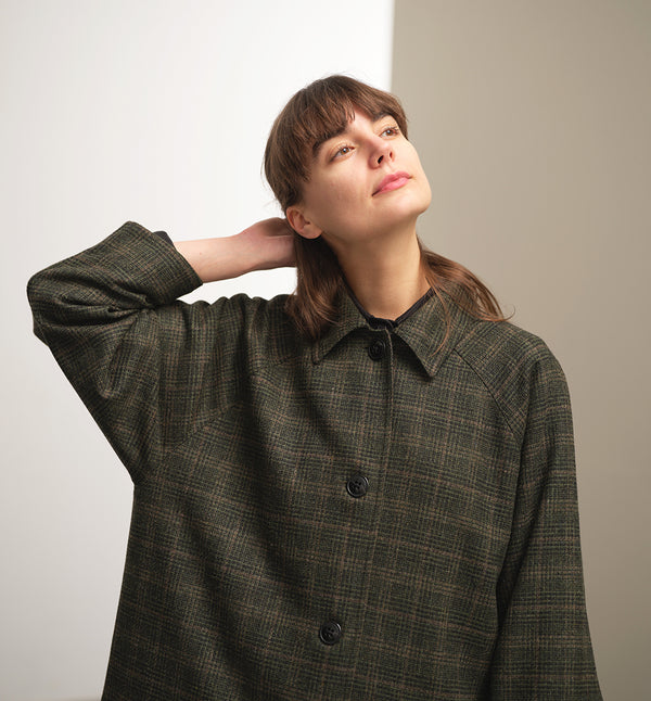 Lieblings kappa Luna! Avslappnad modell i tunn merinoull. Luna har raglanärm, stora fickor med lock, veck med knapp vid ärmslut, sprund bak. Mjuk och lätt! Luna Mossruta är lite tunnare och passar fint i mellansäsongerna. Eller med något varmt under:) Rutigt tyg i merinoull från Portugal. Helfodrad med foder från Italien. Svarta knappar.&nbsp;

Färg: Rutor i mossgrönt, svart och sandgrå. Foder i mullvadsgrått.

Material: 100% Merinoull, vävt i Portugal. 