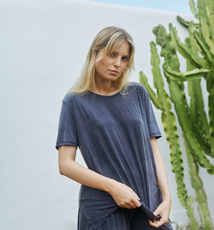 T-shirt från schweiziska Moya Kala i en ljuvligt skön cuprotrikå. Lite boxig, slits i sidan.

Färg:&nbsp;Midnattsblå