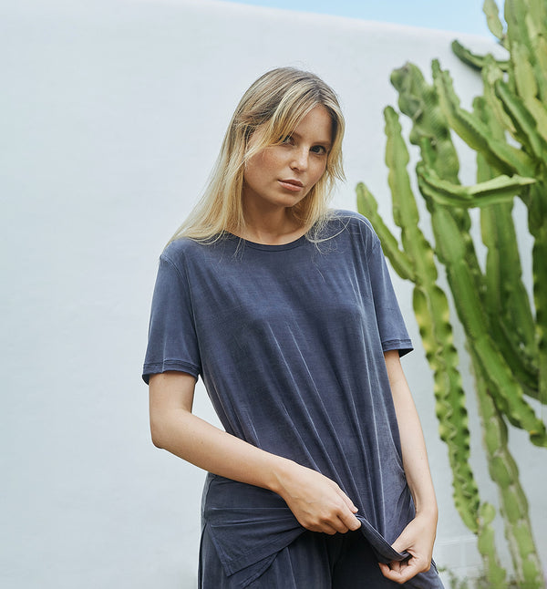 T-shirt från schweiziska Moya Kala i en ljuvligt skön cuprotrikå. Lite boxig, slits i sidan.

Färg:&nbsp;Midnattsblå