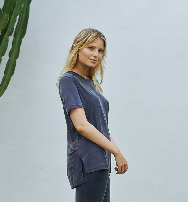 T-shirt från schweiziska Moya Kala i en ljuvligt skön cuprotrikå. Lite boxig, slits i sidan.

Färg:&nbsp;Midnattsblå