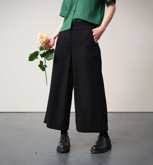 Lieblings byxor Myr. Lite croppade, slät, bred linning med blixtlås, knapp, hake och hyska. Fickor i sidorna.&nbsp;


Färg:&nbsp;Svart

Material: 100% Lyocell. Detta är ett deadstocktyg