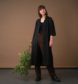 Liebling klänning Naja Kritstreck. En ankellång klänning med fina kragdetaljer. Ok med veck i ryggen, fickor i sidorna. Naja är fin både öppen och stängd. Små svarta knappar mitt fram. Sydd i ett deadstocktyg.

Färg: Svart med grå och roströda streck

Material: 100% ull
Designad i Malmö, Sverige och tillverkad i Litauen