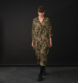 Vår klänning Naja Lotus. En ankellång klänning med fina kragdetaljer. Ok med veck i ryggen, fickor i sidorna. Naja är fin både öppen och stängd. Små svarta knappar mitt fram. Sydd i en ekologisk viskos.

Färg: Blommor i beige, svart och gulgrönt på grön botten.

Material:&nbsp;51% EcoVero, 49% viskos från Frankrike.