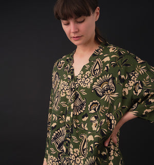 Liebling klänning Naja Lotus. En ankellång klänning med fina kragdetaljer. Ok med veck i ryggen, fickor i sidorna. Naja är fin både öppen och stängd. Små svarta knappar mitt fram. Sydd i en ekologisk viskos.

Färg: Blommor i beige, svart och gulgrönt på grön botten.

Material:&nbsp;51% EcoVero, 49% viskos från Frankrike.