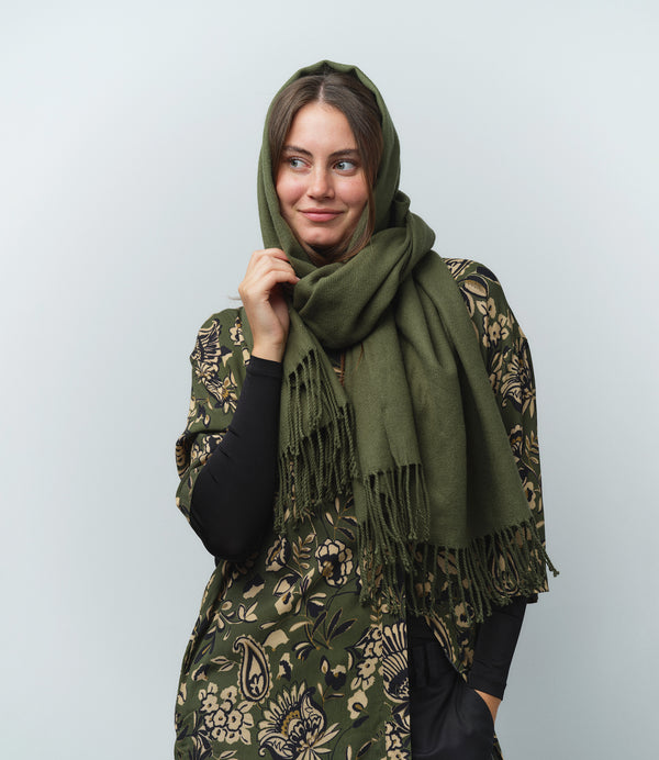 klänning Naja Lotus. En ankellång klänning med fina kragdetaljer. Ok med veck i ryggen, fickor i sidorna. Naja är fin både öppen och stängd. Små svarta knappar mitt fram. Sydd i en ekologisk viskos.

Färg: Blommor i beige, svart och gulgrönt på grön botten.

Material:&nbsp;51% EcoVero, 49% viskos från Frankrike.