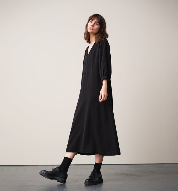 Vår klänning Nea! V-ringad, söm i midjan, trekvarts ärm med smal manschett och knapp, fickor i sidorna.&nbsp;&nbsp;

Färg: Svart

Material: 100% Lyocell.&nbsp;Detta är ett deadstocktyg