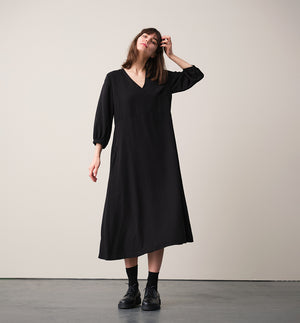 Vår klänning Nea! V-ringad, söm i midjan, trekvarts ärm med smal manschett och knapp, fickor i sidorna.&nbsp;&nbsp;

Färg: Svart

Material: 100% Lyocell.&nbsp;Detta är ett deadstocktyg